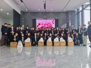 鮮花贈(zèng)芳華，好禮敬巾幗